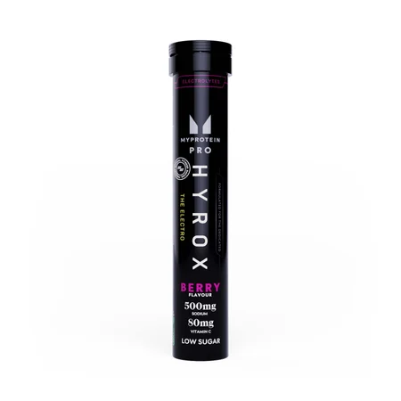 Een zwarte, cilindervormige tube met een etiket met de tekst "Myprotein Pro Hyrox The Electro Berry.