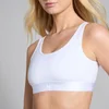 Een witte bralette met ronde hals en brede band, gedragen door een vrouw.