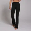 Zwarte legging met hoge taille en uitlopende pijpen, gedragen door een persoon.