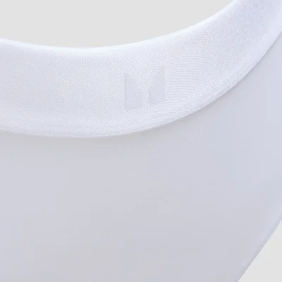 Close-up van een wit bikinibroekje met een elastische band en een subtiel logo.