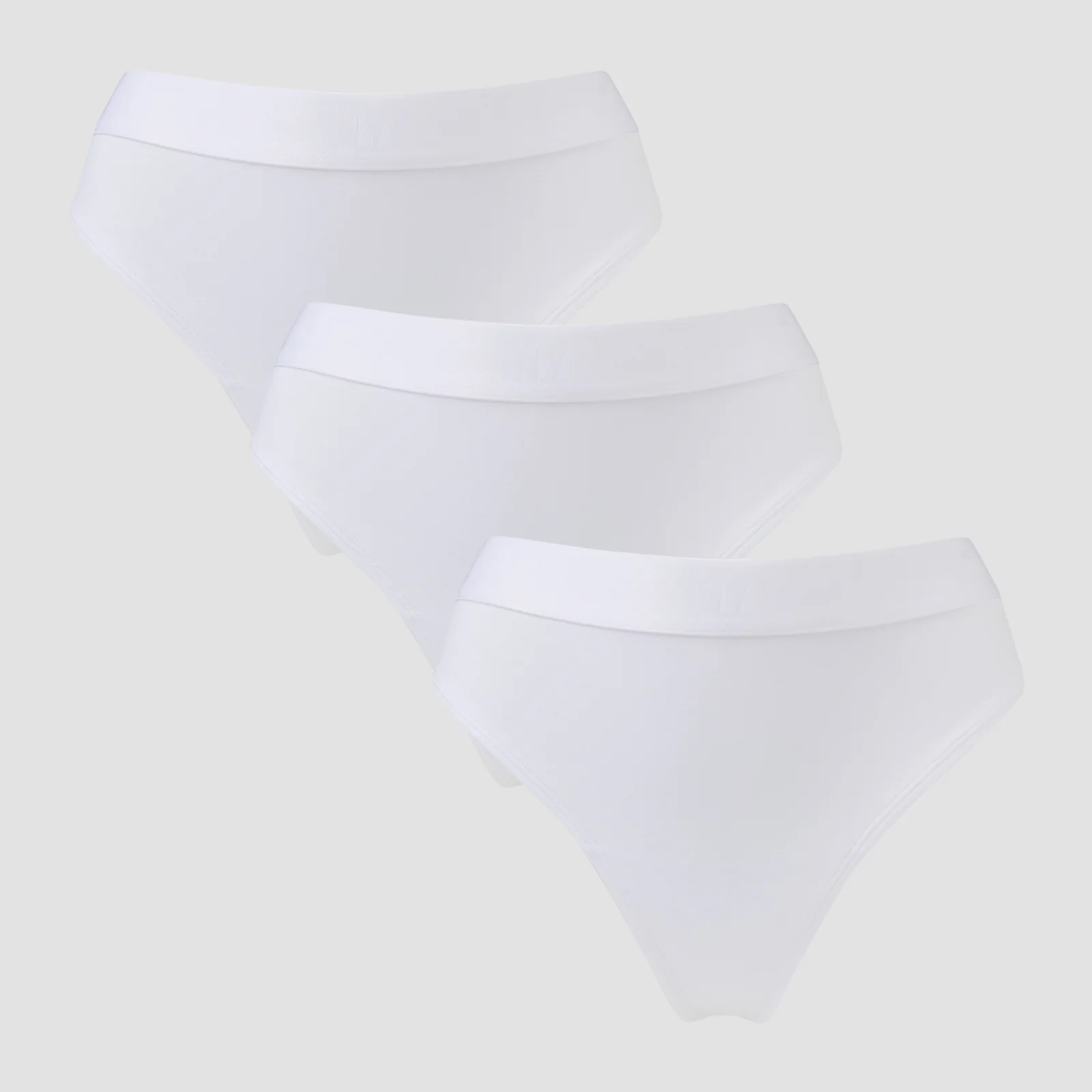 Drie witte, middelhoge damesstrings liggen op elkaar, met een brede tailleband.