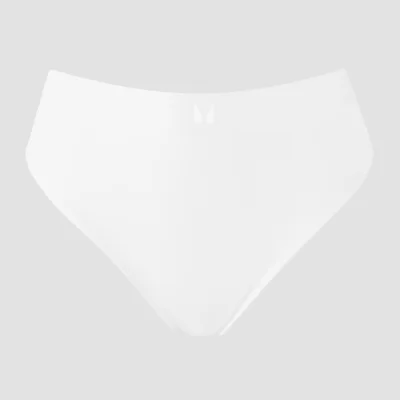 Een witte, middelhoge damesstring met een elastische band en een minimalistisch ontwerp.