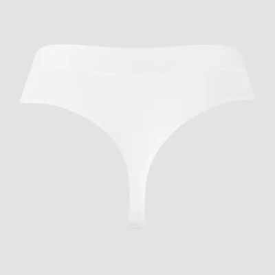 Een witte damesstring met een middelhoge tailleband, liggend op een grijze achtergrond.