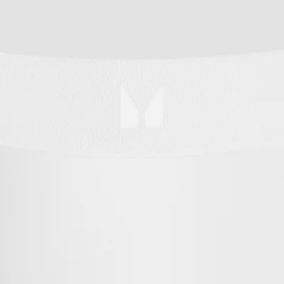 Detailopname van een witte damesstring met een elastische band en een subtiel MP-logo.