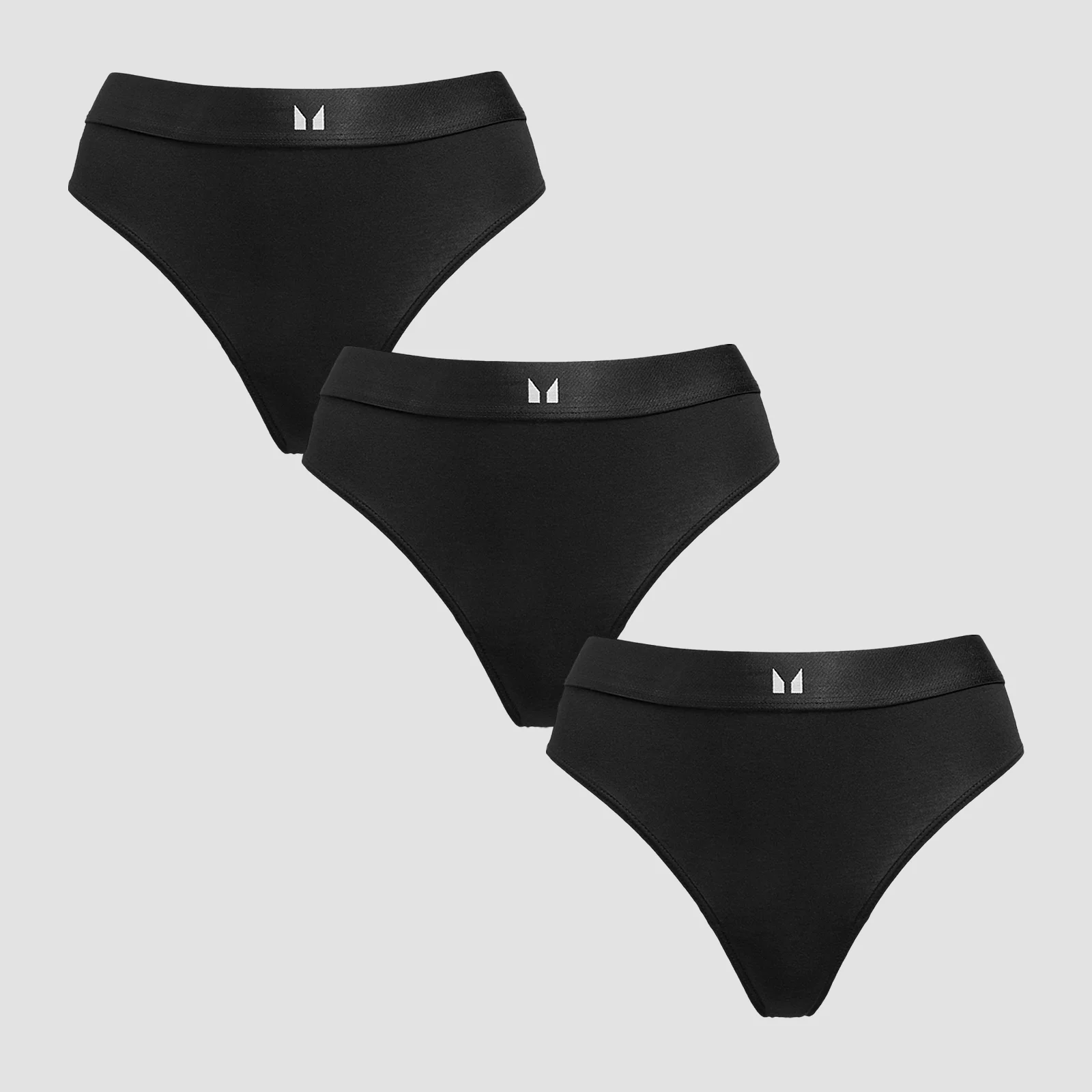 Drie zwarte, mid-rise strings met een elastische band en een wit logo.