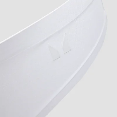 Close-up van een witte, naadloze string met twee kleine, driehoekige labels.