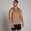Een man draagt een mouwloos, bruin trainingshemd met een klein wit logo, en zwarte shorts.