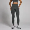 Een vrouw draagt een nachtgrijze, naadloze legging met hoge taille en een klein logo.