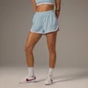 Licht aquablauwe hardloopshort met witte contrasterende rand en trekkoord, gedragen door een model.