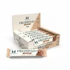 Een doos met hazelnoot gevulde wafels van Myprotein, met een losse wafel ervoor.