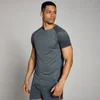 Een man draagt een grijs MP T-shirt met korte mouwen en bijpassende korte broek.