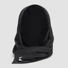 Een zwarte MP hijab, gemaakt van gladde stof, met een klein wit logo.