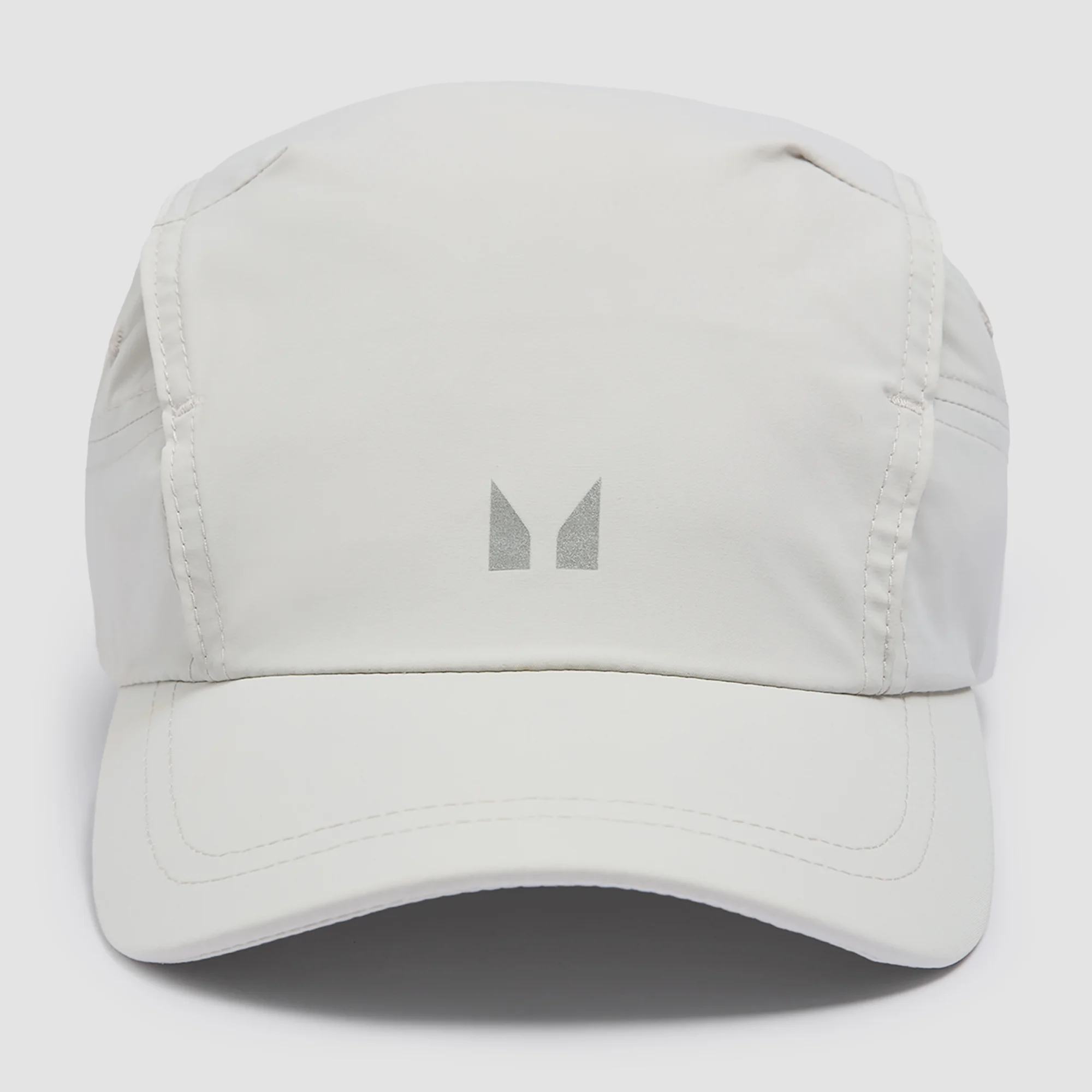Een witte hardlooppet met een klein, grijs MP-logo op de voorkant.