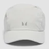 Een witte hardlooppet met een klein, grijs MP-logo op de voorkant.