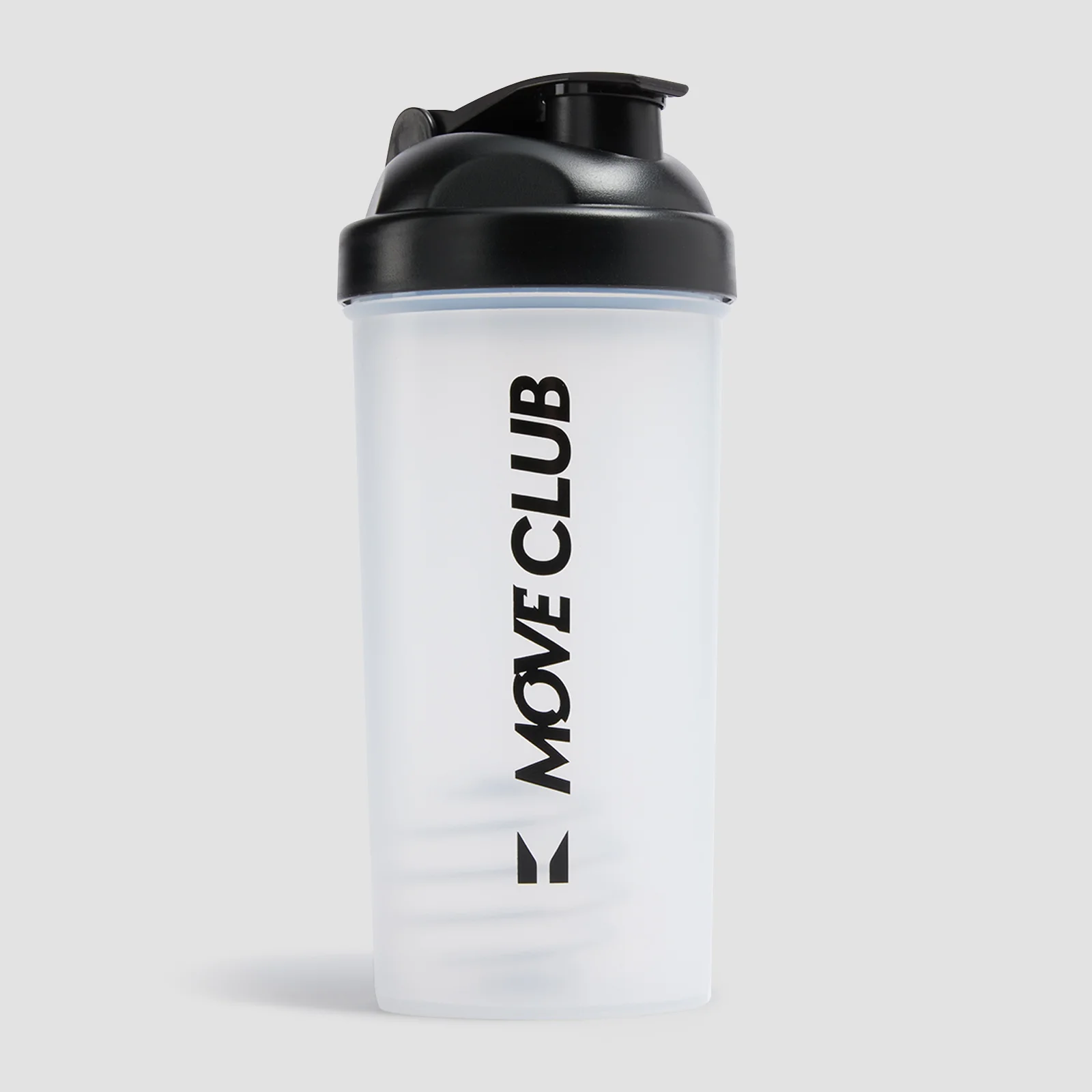 Transparante plastic shaker met zwarte dop en zwarte tekst "MOVE CLUB" erop.