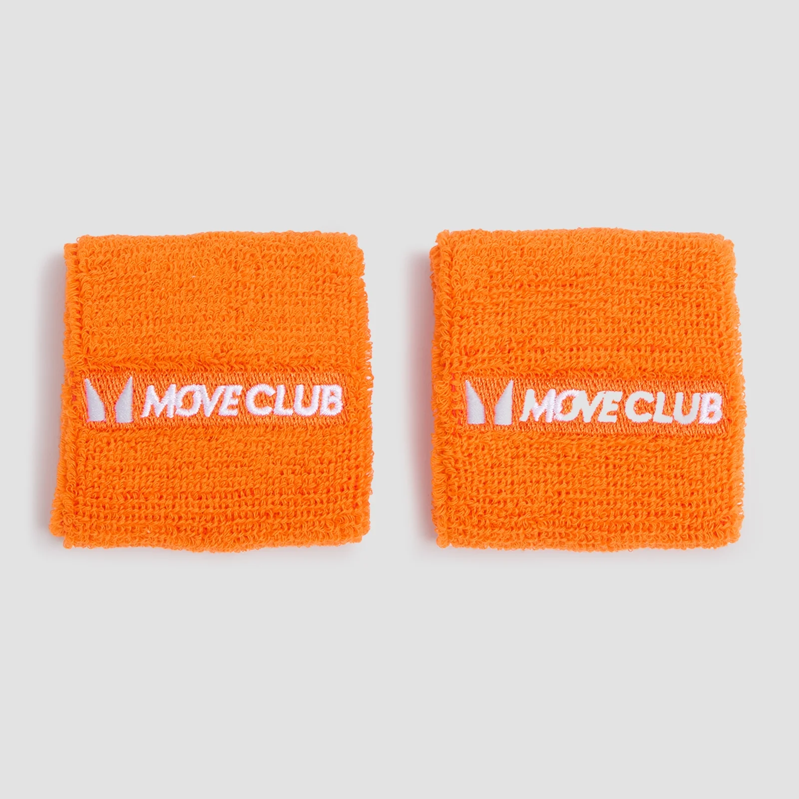Twee oranje zweetbandjes met witte "MOVE CLUB" tekst, gemaakt van zachte stof.