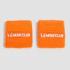 Twee oranje zweetbandjes met witte "MOVE CLUB" tekst, gemaakt van zachte stof.