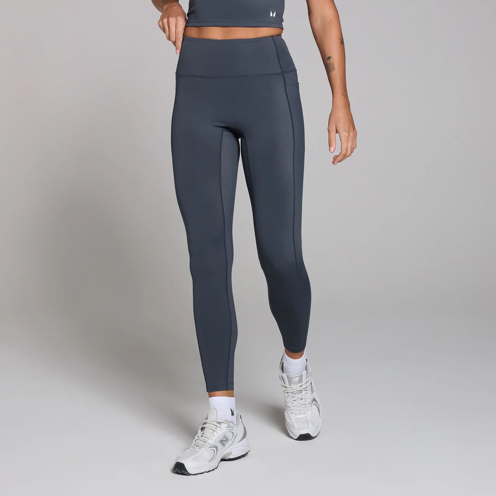 Een MP active legging in middernachtblauw, met hoge taille en zakken aan de zijkant.