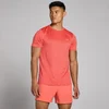 Een koraalrood gemêleerd T-shirt met korte mouwen en een klein logo, gedragen met bijpassende korte broek.
