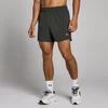 Een man draagt een verwassen zwarte, korte sportbroek met een elastische tailleband en het MP logo.