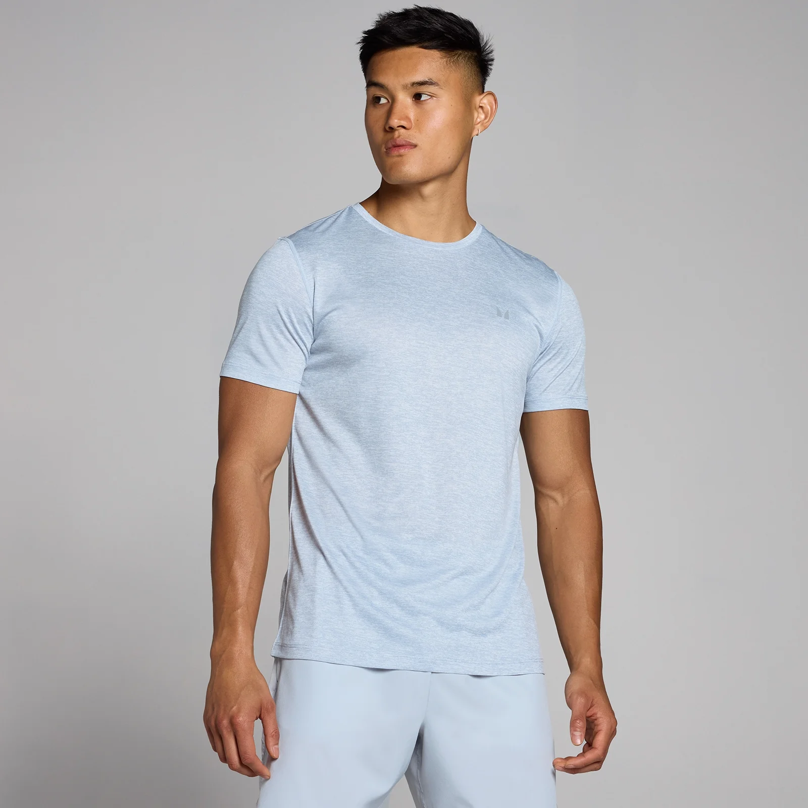 Een ijsgrijs gemêleerd T-shirt met korte mouwen, gedragen door een man.