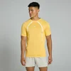 Een man draagt een zonnegeel T-shirt met korte mouwen en witte accenten langs de schouders.