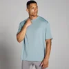 Een man draagt een loodgrijs, oversized trainingsshirt van mesh met korte mouwen.