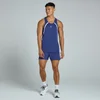 Een man draagt een donkerblauw hemd met witte accenten en bijpassende korte broek.