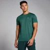 Een man draagt een donkergroen gemêleerd T-shirt met korte mouwen en een klein logo.