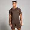 Een chocoladebruin trainingsshirt met korte mouwen en een klein logo, gedragen met bijpassende korte broek.