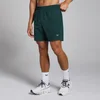 Een man draagt een donkergroene sportshort met een elastische tailleband en een klein logo.