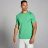 Een man draagt een frisgroen MP trainings-T-shirt met korte mouwen en een klein logo.