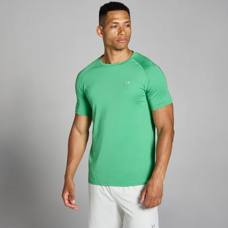 Een man draagt een frisgroen MP trainings-T-shirt met korte mouwen en een klein logo.