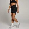 Een zwarte, nauwsluitende sportshort met een geplooide hoge taille, gedragen door een vrouw.