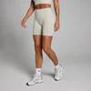 Een vrouw draagt asgrijze, naadloze MP fietsshorts met een hoge taille en een klein logo.