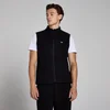 Een man draagt een zwarte fleece gilet met rits en een klein wit logo.