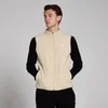 Een man draagt een haverwitte fleece gilet met rits en een klein wit logo.