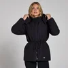 Een zwarte, korte damesjas met capuchon en verstelbare taille, met zakken aan de voorkant.