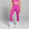 Een violetroze, naadloze scrunchlegging voor dames, met een hoge taille en een klein logo.