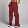 Een kersenrode joggingbroek met rechte pijpen, zakken en een wit logo.