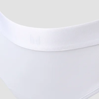Close-up van een witte damesstring met een elastische band met een logo.