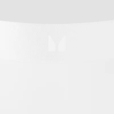 Close-up van een witte damesstring met een elastische band met een logo.