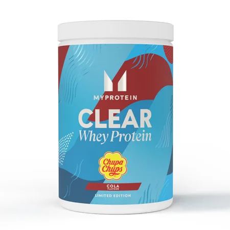 Een witte pot met een blauw etiket, met de tekst "Clear Whey Protein" en het Chupa Chups logo.