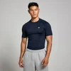 Een marineblauw, nauwsluitend T-shirt met korte mouwen en een klein wit logo op de borst.