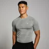 Een man draagt een grijs, nauwsluitend T-shirt met korte mouwen en een geometrisch patroon.