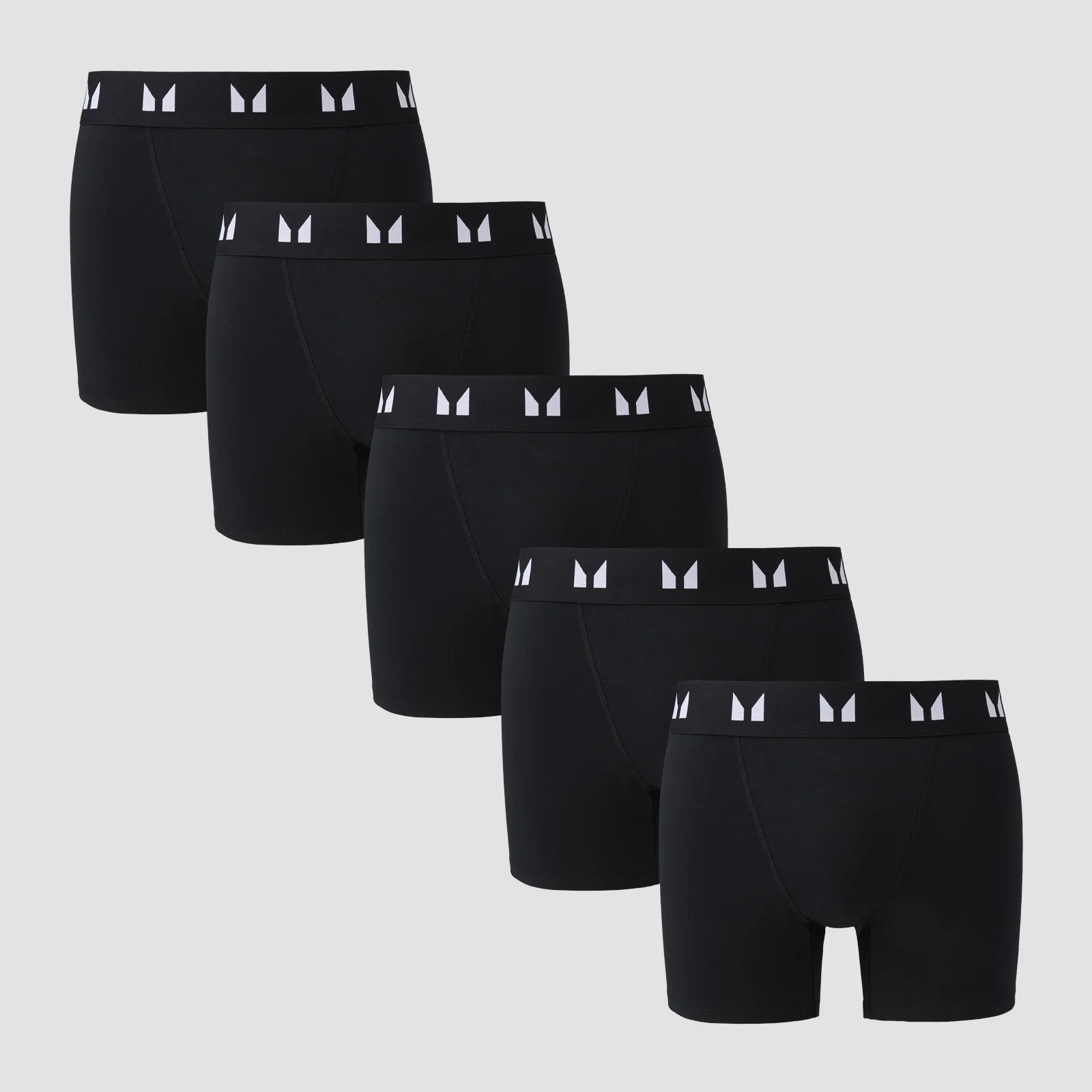 Vijf zwarte boxershorts met een witte elastische band met een herhaald logo.