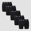 Vijf zwarte boxershorts met een witte elastische band met een herhaald logo.