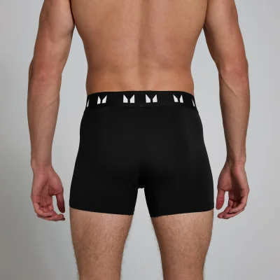 Zwarte boxershort met een witte elastische band met herhaalde logo's, gezien van de achterkant.
