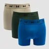 Drie heren boxershorts in donkergroen, saliegroen en blauw, met een zwarte band met logo.