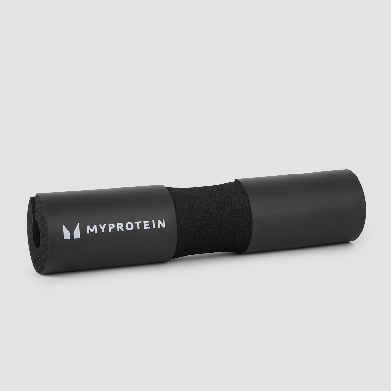 Zwart halterkussen van Myprotein, gemaakt van schuim met een uitsparing in het midden.